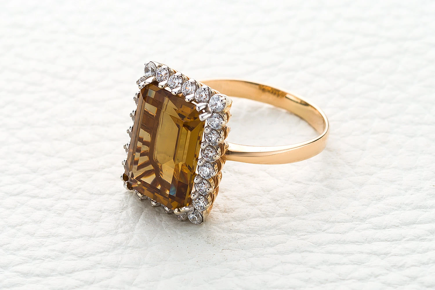 Кольцо из красного золота с султанитом и 24 фианитами