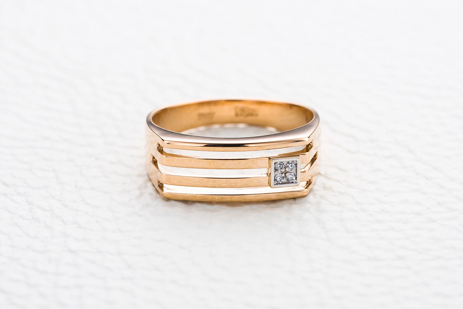 Печатка из красного золота с 4 фианитами