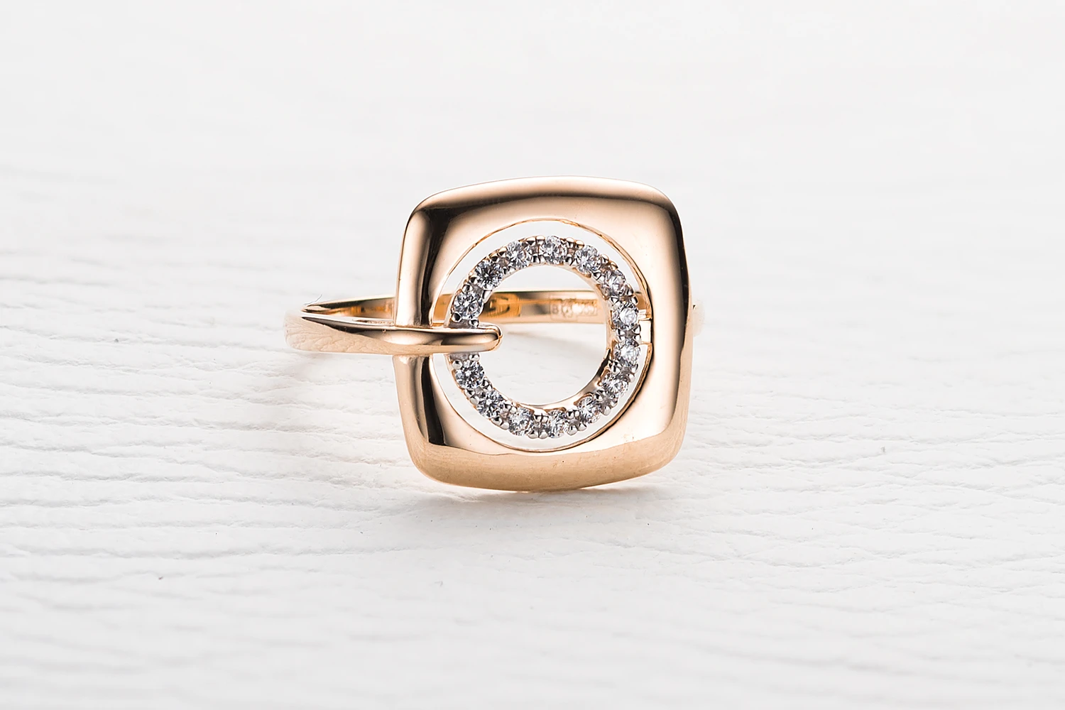 Кольцо Квадрат из красного золота с 28 фианитами