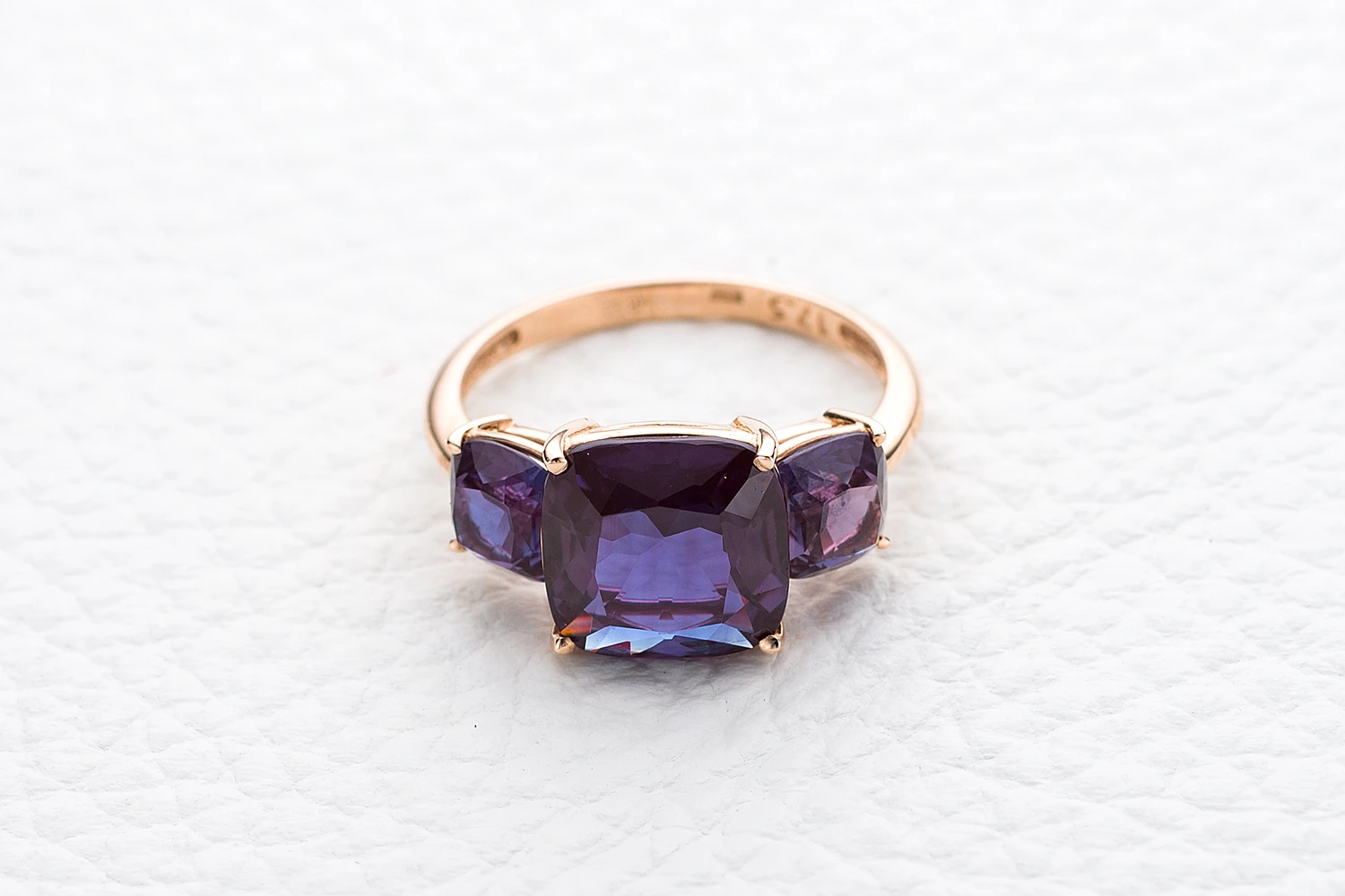 Кольцо из красного золота с 3 александритами