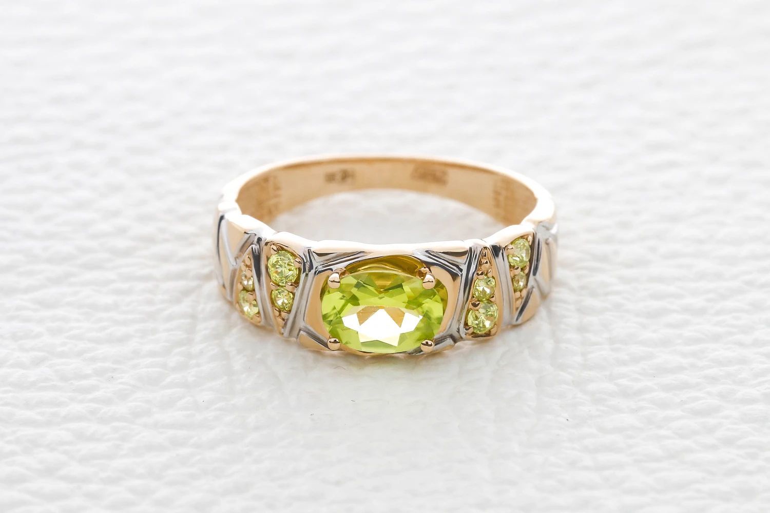 Кольцо из красного золота с хризолитом и 8 фианитами