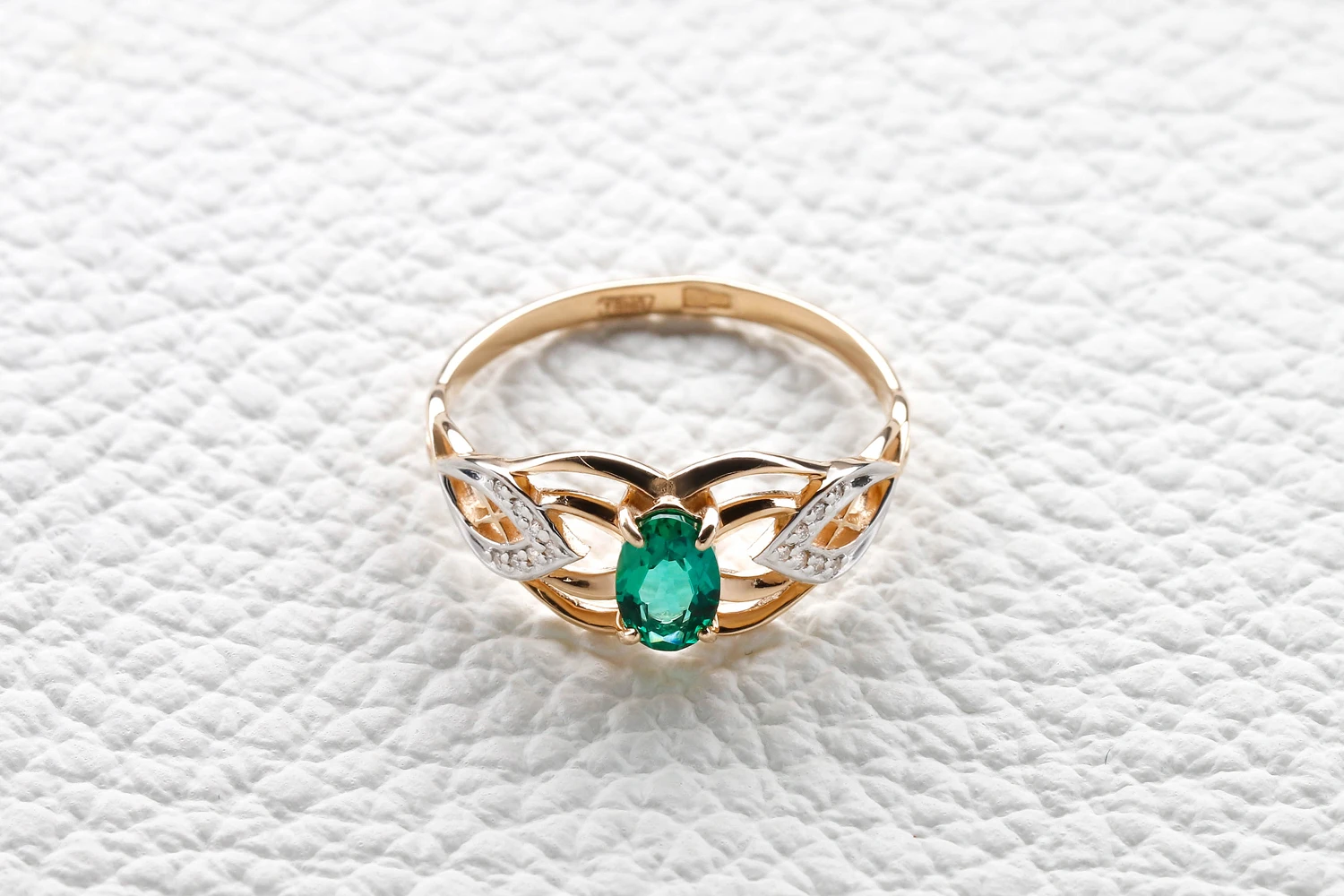 Кольцо из красного золота с изумрудом и 14 бриллиантами