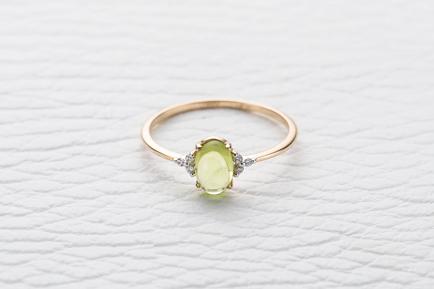 Кольцо из красного золота с хризолитом и 6 фианитами