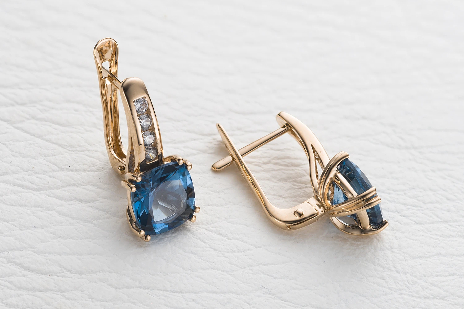 Серьги из красного золота с 2 топазами лондон и 8 фианитами