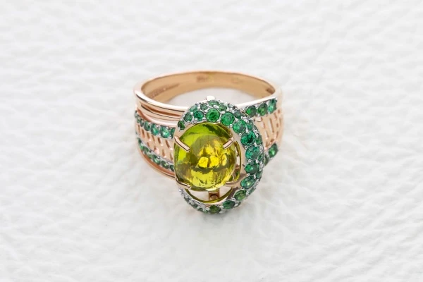 Кольцо из красного золота с кварцем и 66 фианитами