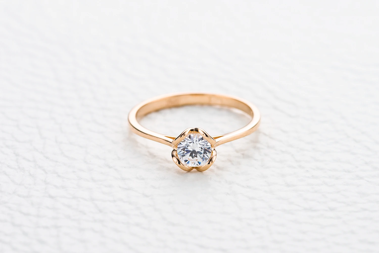 Кольцо из красного золота с кристаллом swarovski