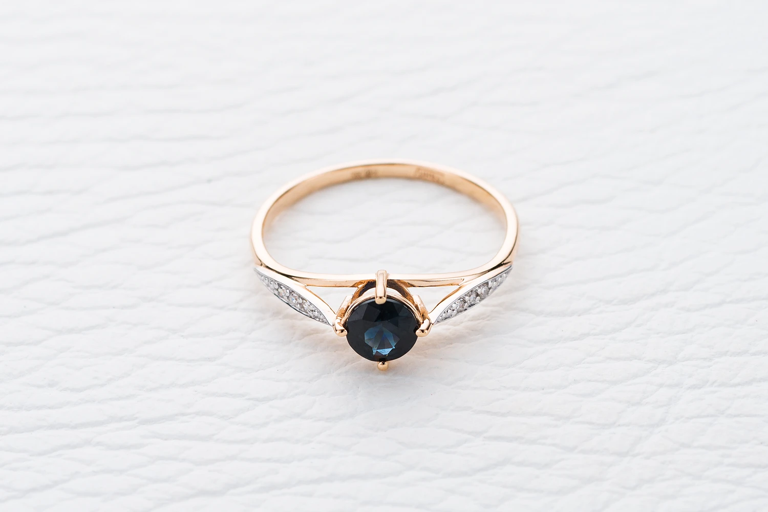 Кольцо из красного золота с сапфиром и 6 бриллиантами