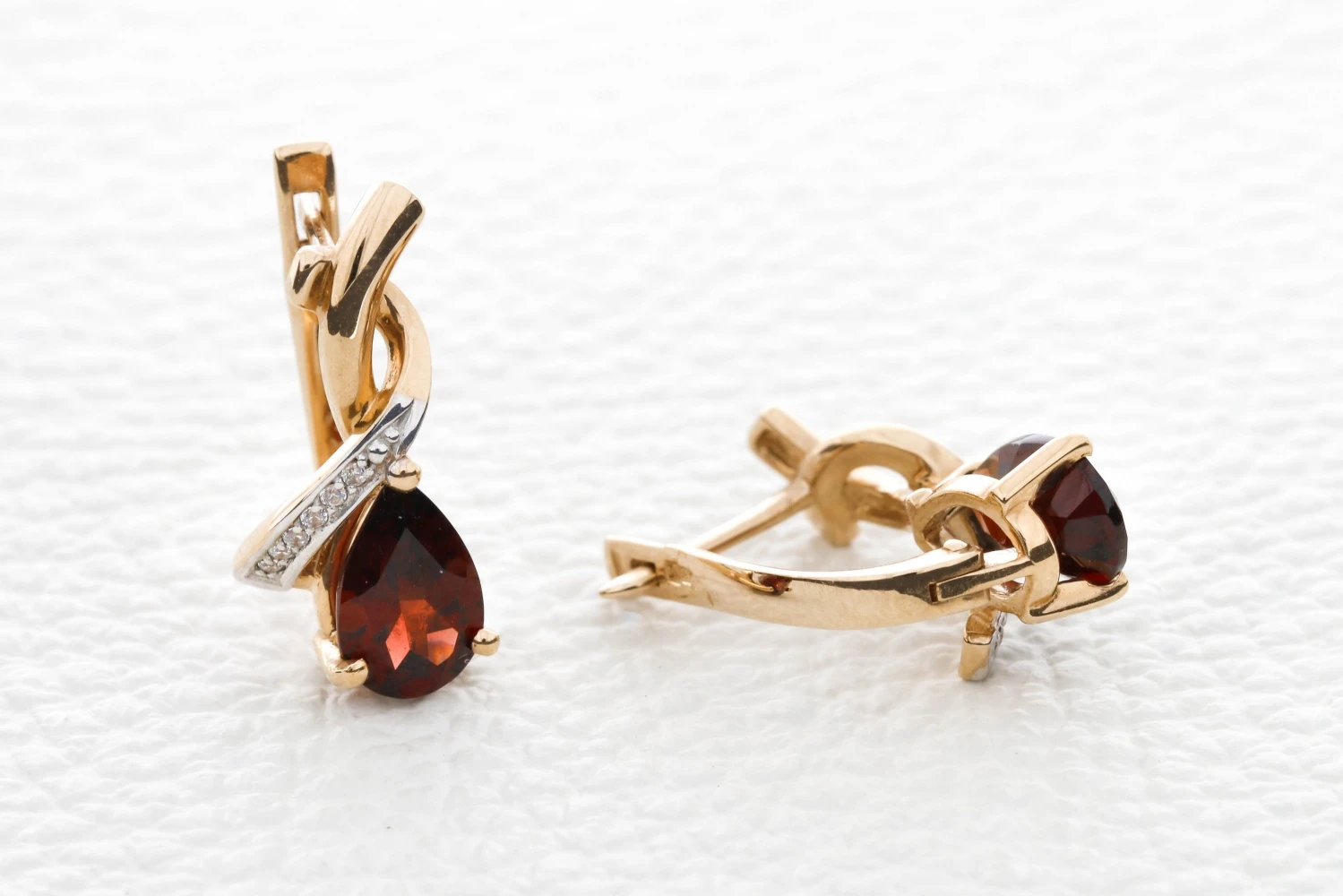 Серьги из красного золота с 2 гранатами и 12 фианитами