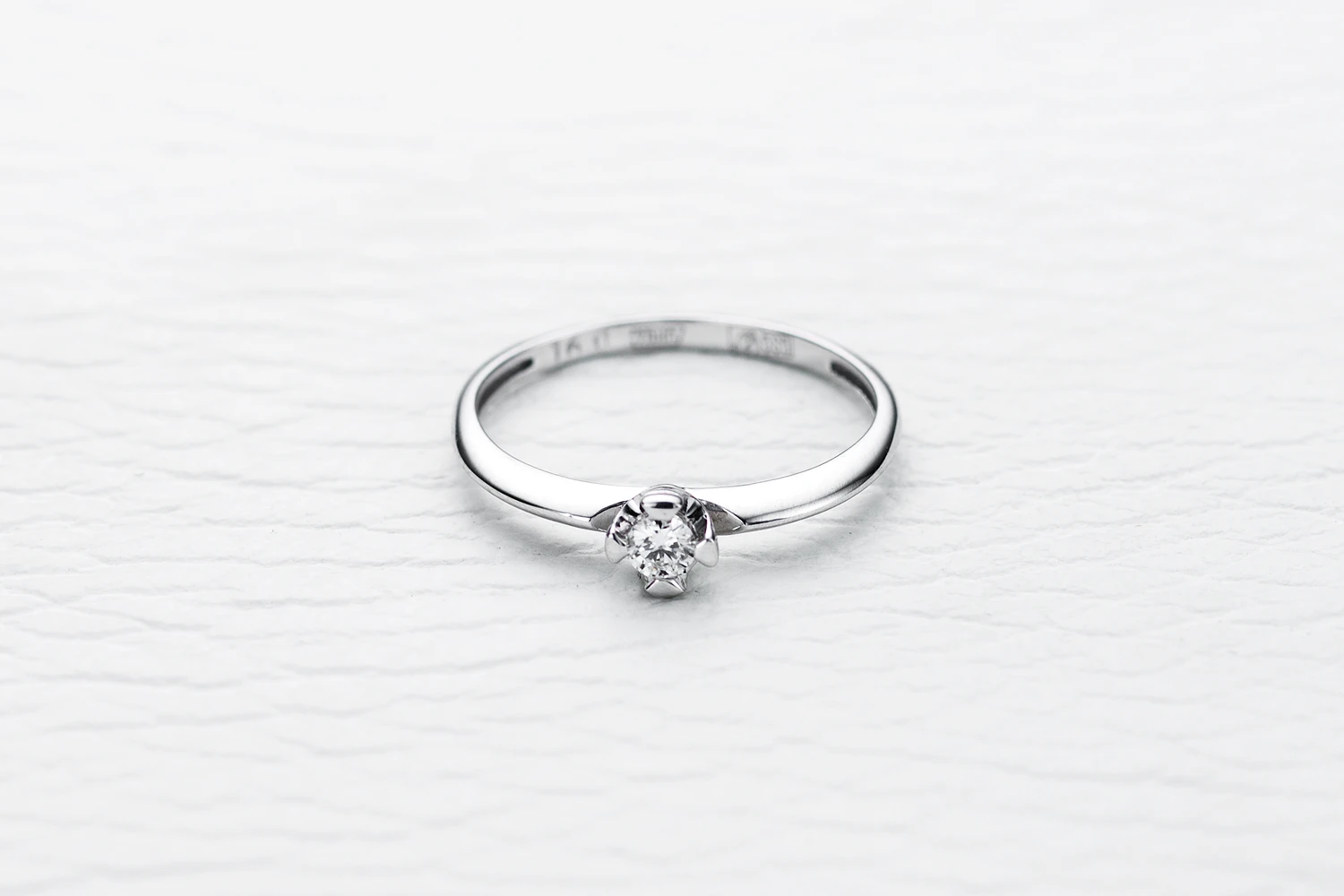 Кольцо из белого золота с бриллиантом