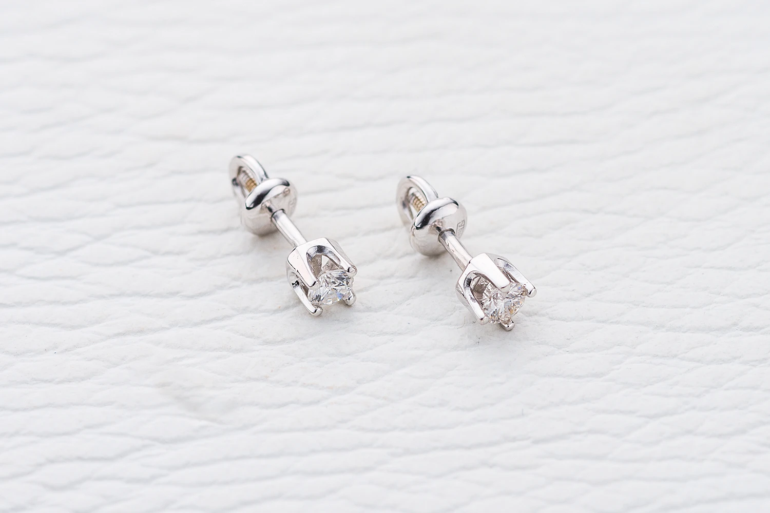 Серьги-пусеты из белого золота с 2 бриллиантами