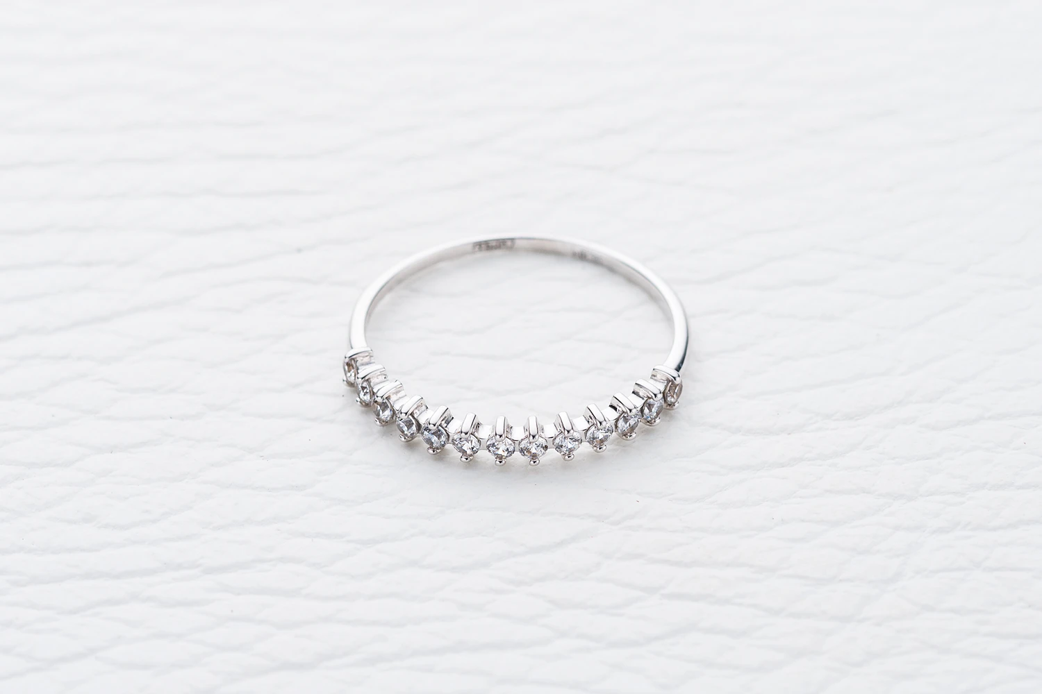 Кольцо Дорожка из белого золота с 13 фианитами