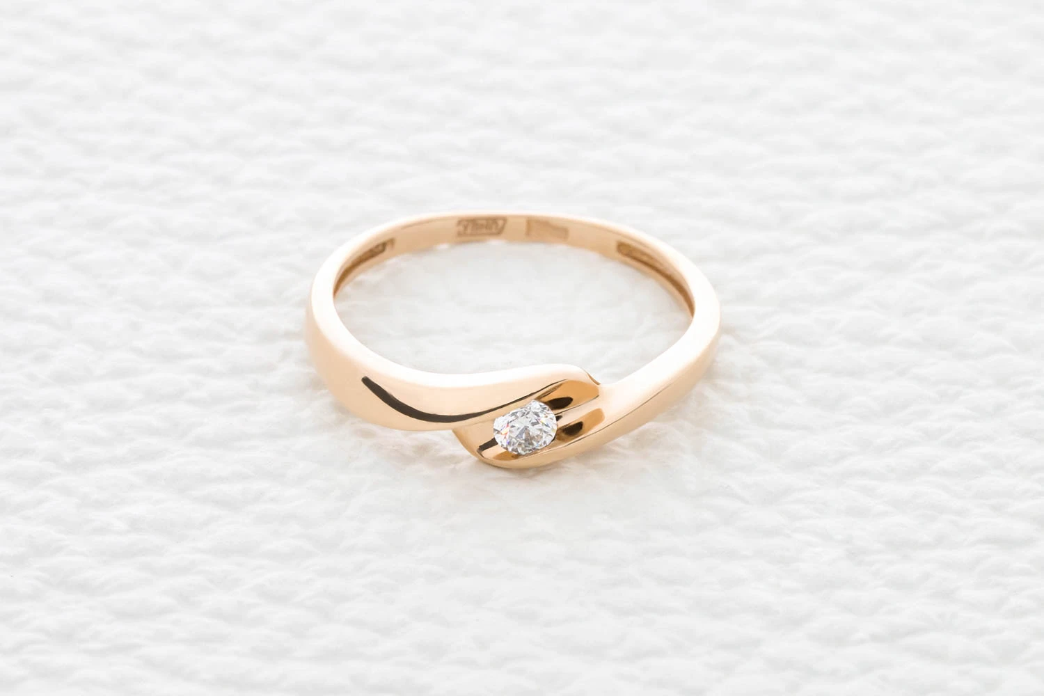 Кольцо из красного золота с бриллиантом