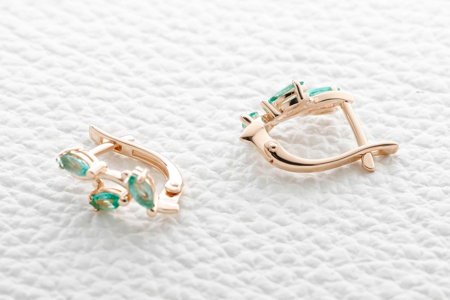 Серьги Веточки из красного золота с 6 изумрудами