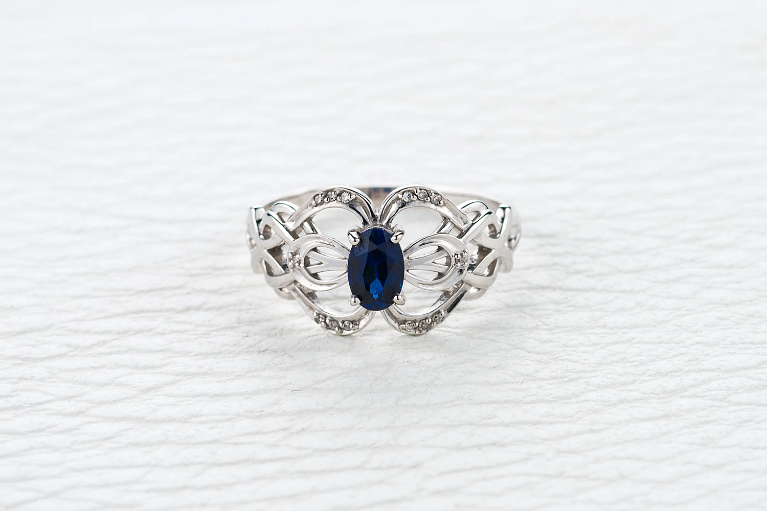 Кольцо из белого золота с корундом и 14 бриллиантами