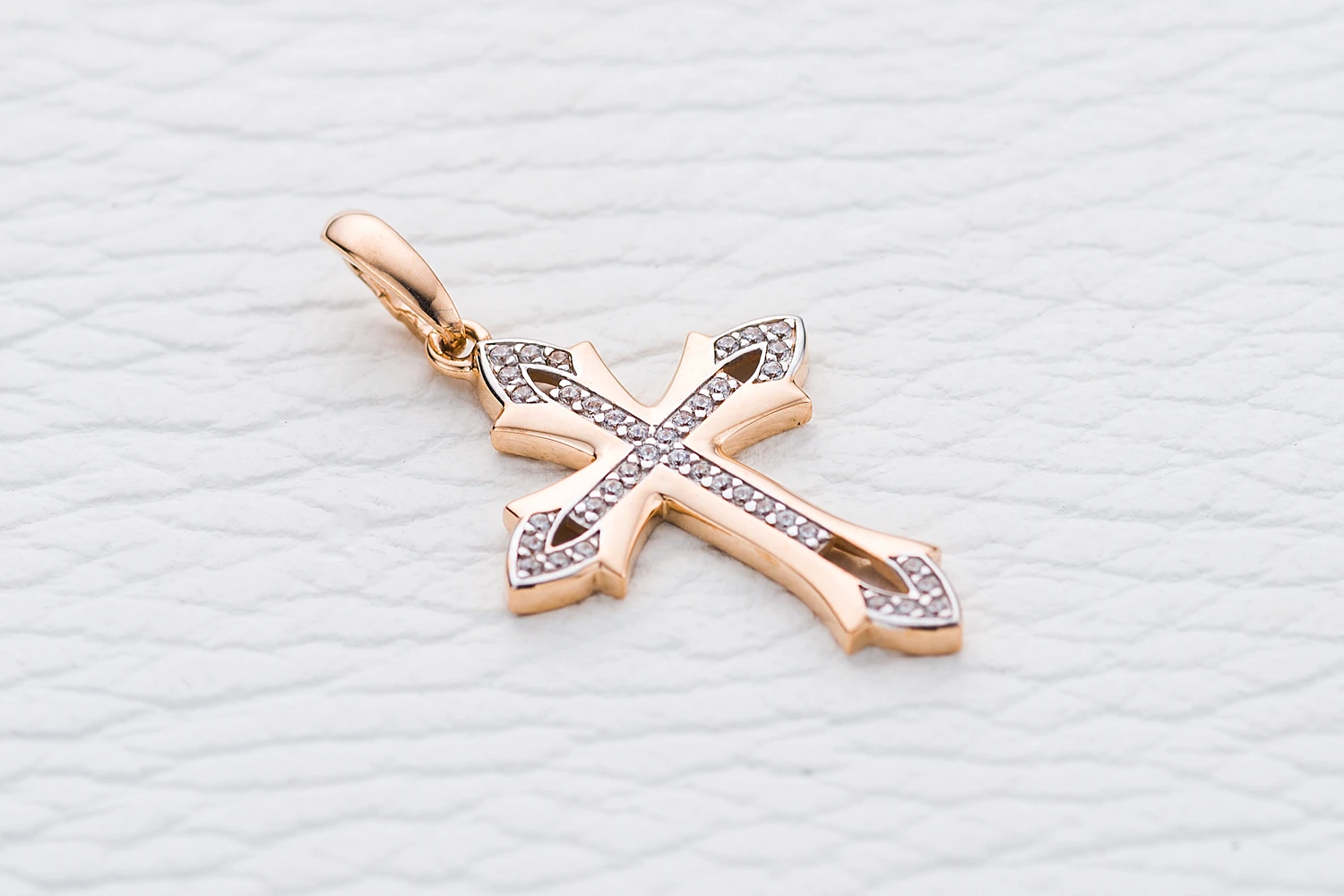 Крест из красного золота с 39 фианитами