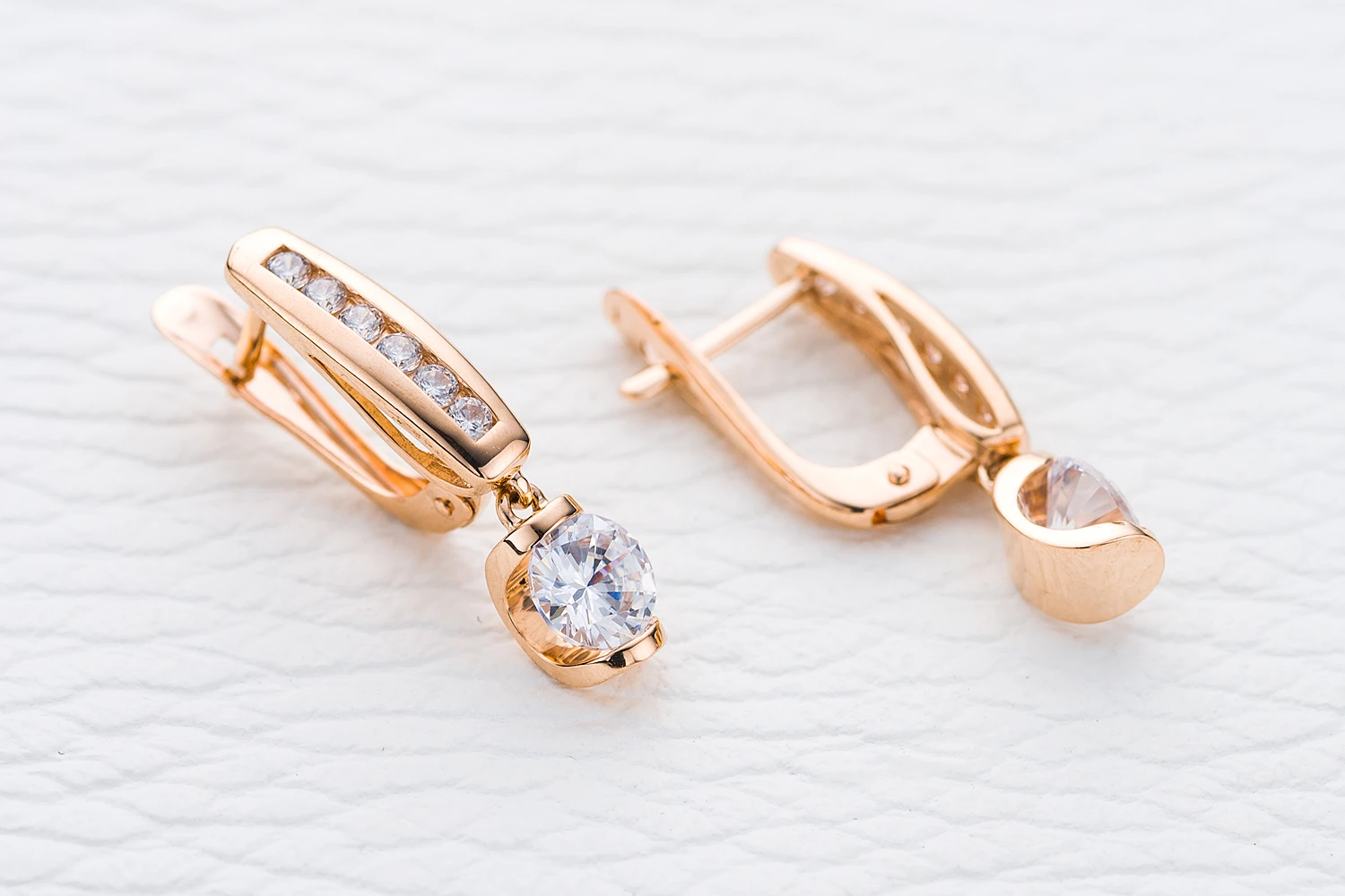 Серьги из красного золота с 14 фианитами