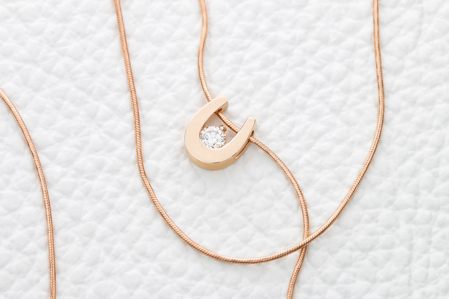 Колье Подкова из красного золота с бриллиантом