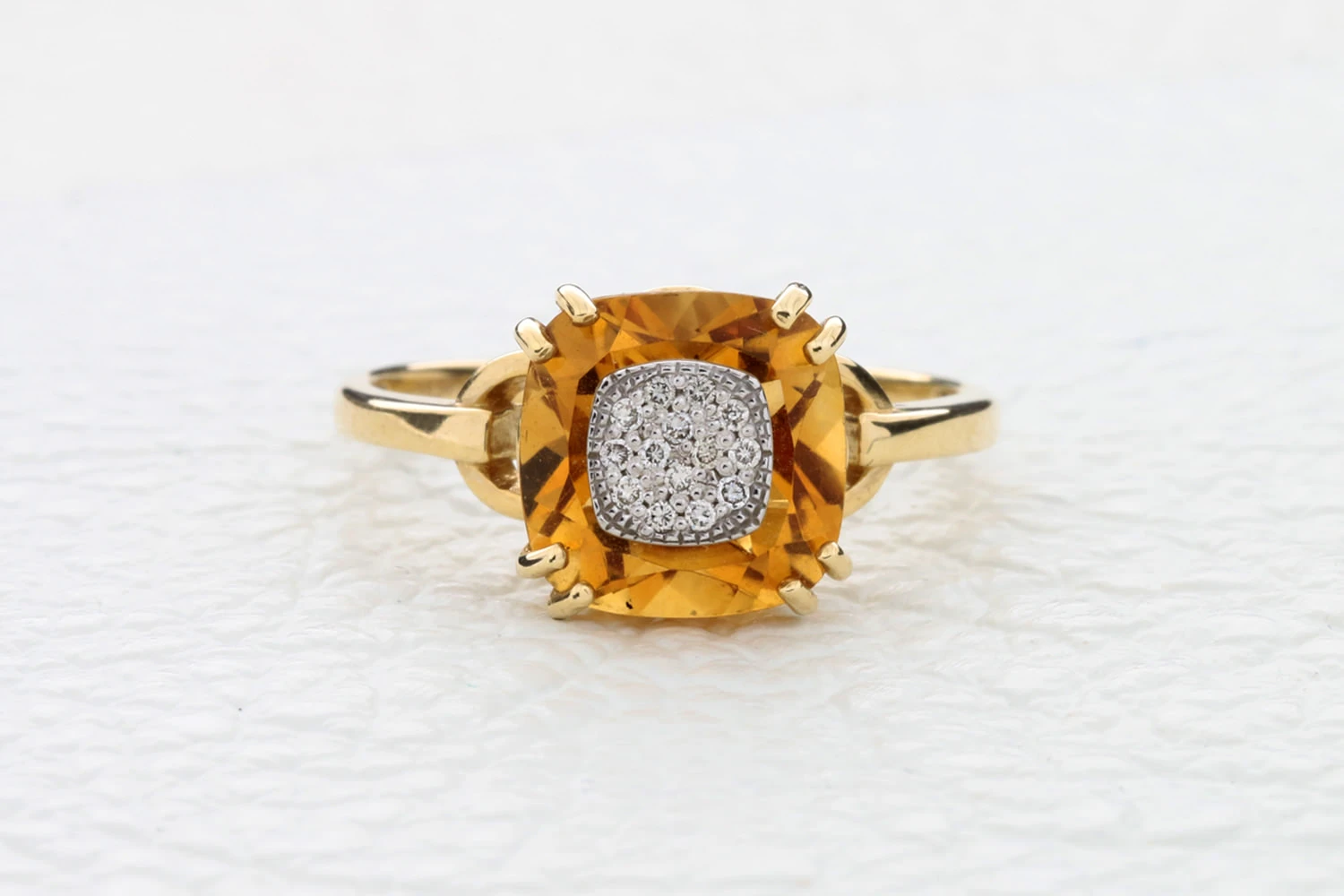 Кольцо из жёлтого золота с цитрином и 14 бриллиантами
