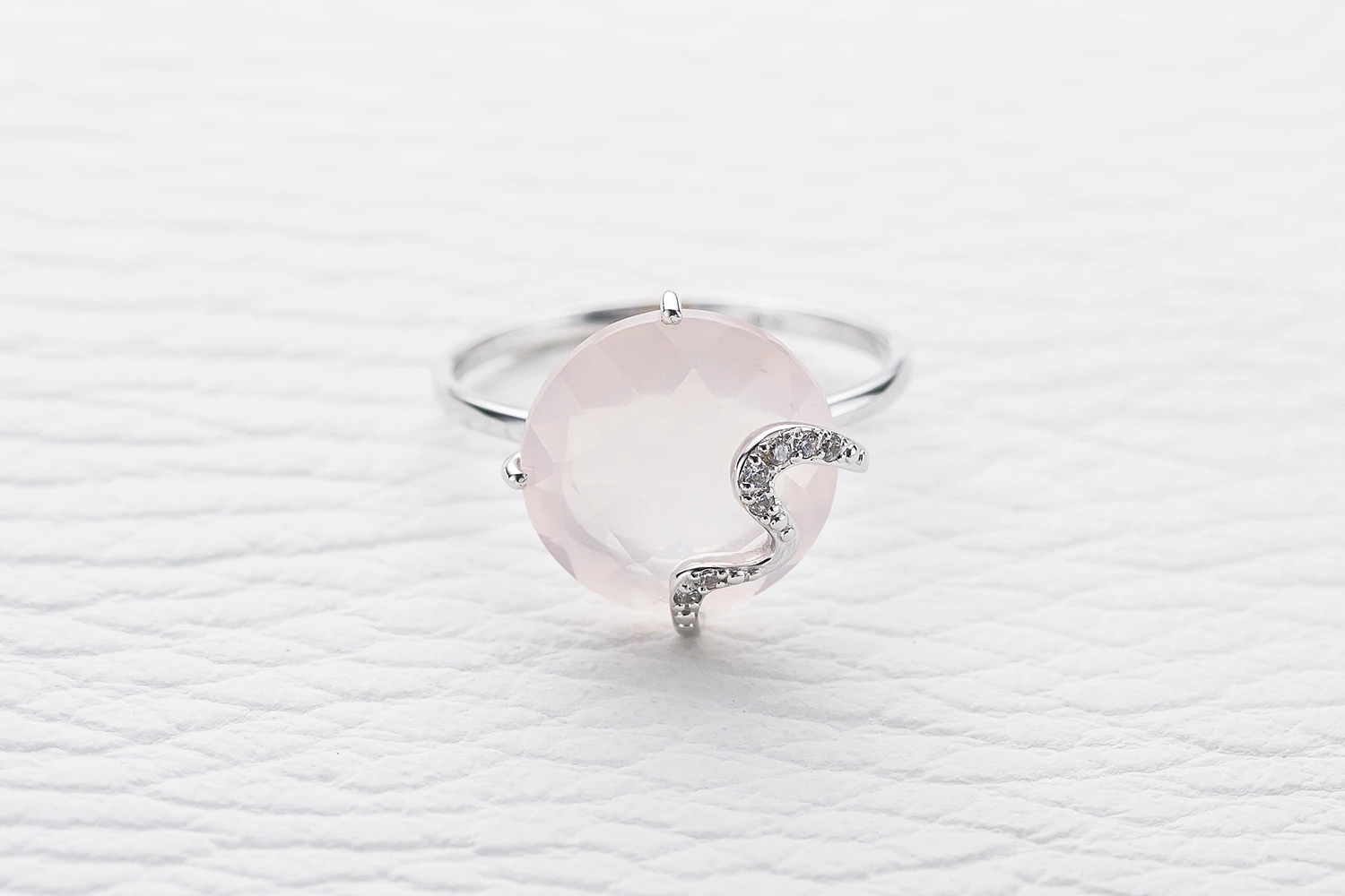 Кольцо из белого золота с кварцем и 7 фианитами