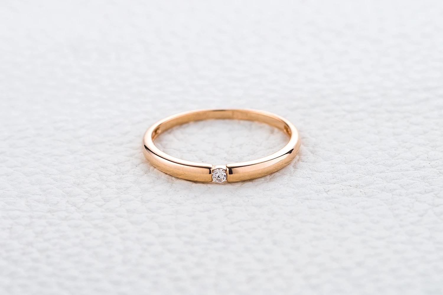 Обручальное кольцо из красного золота с бриллиантом