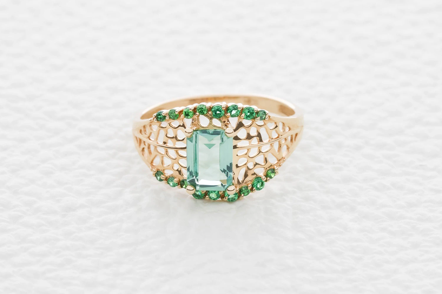 Кольцо из красного золота с кварцем и 17 фианитами