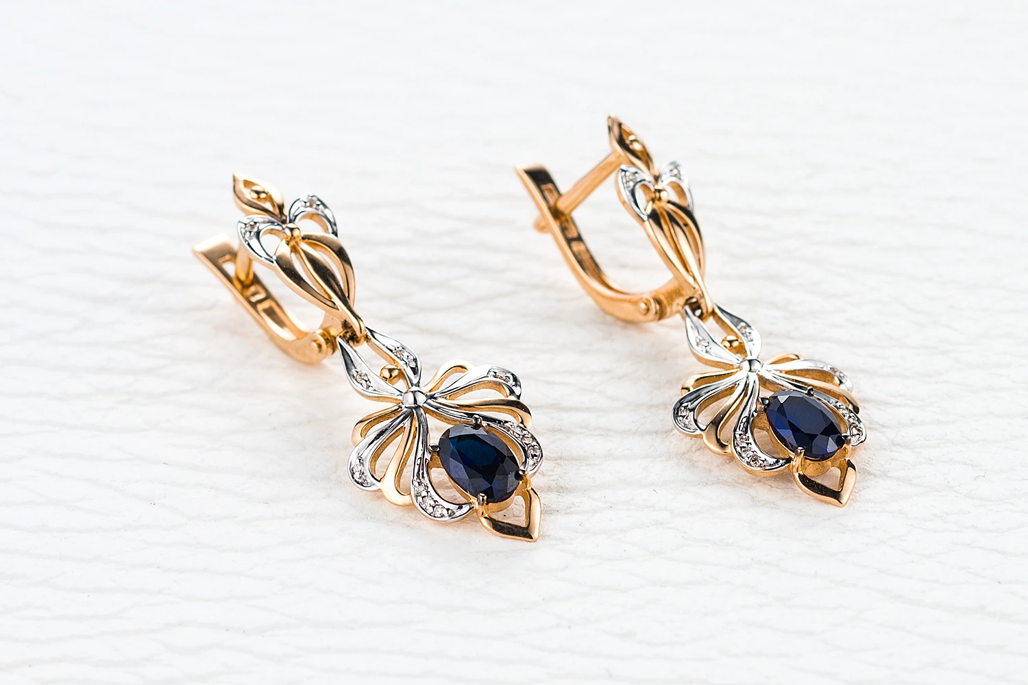 Серьги из красного золота с 2 корундами и 24 бриллиантами