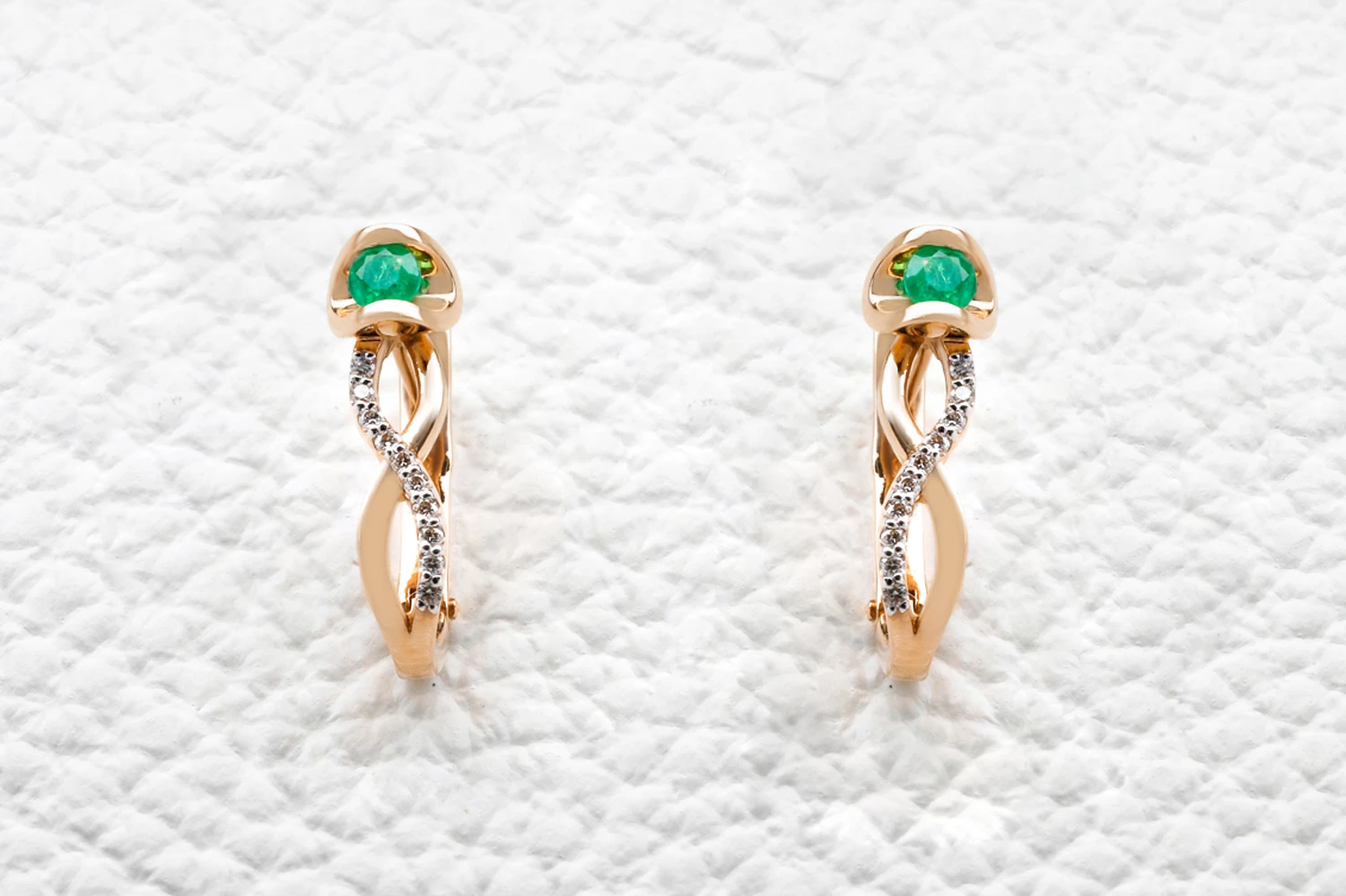 Серьги из красного золота с 2 изумрудами и 20 бриллиантами