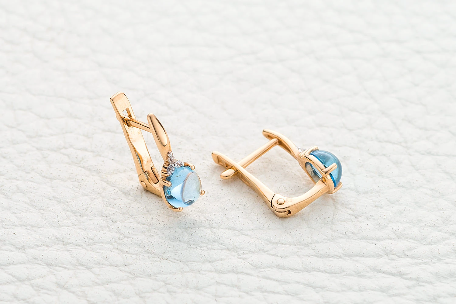 Серьги из красного золота с 2 топазами swiss и 6 фианитами