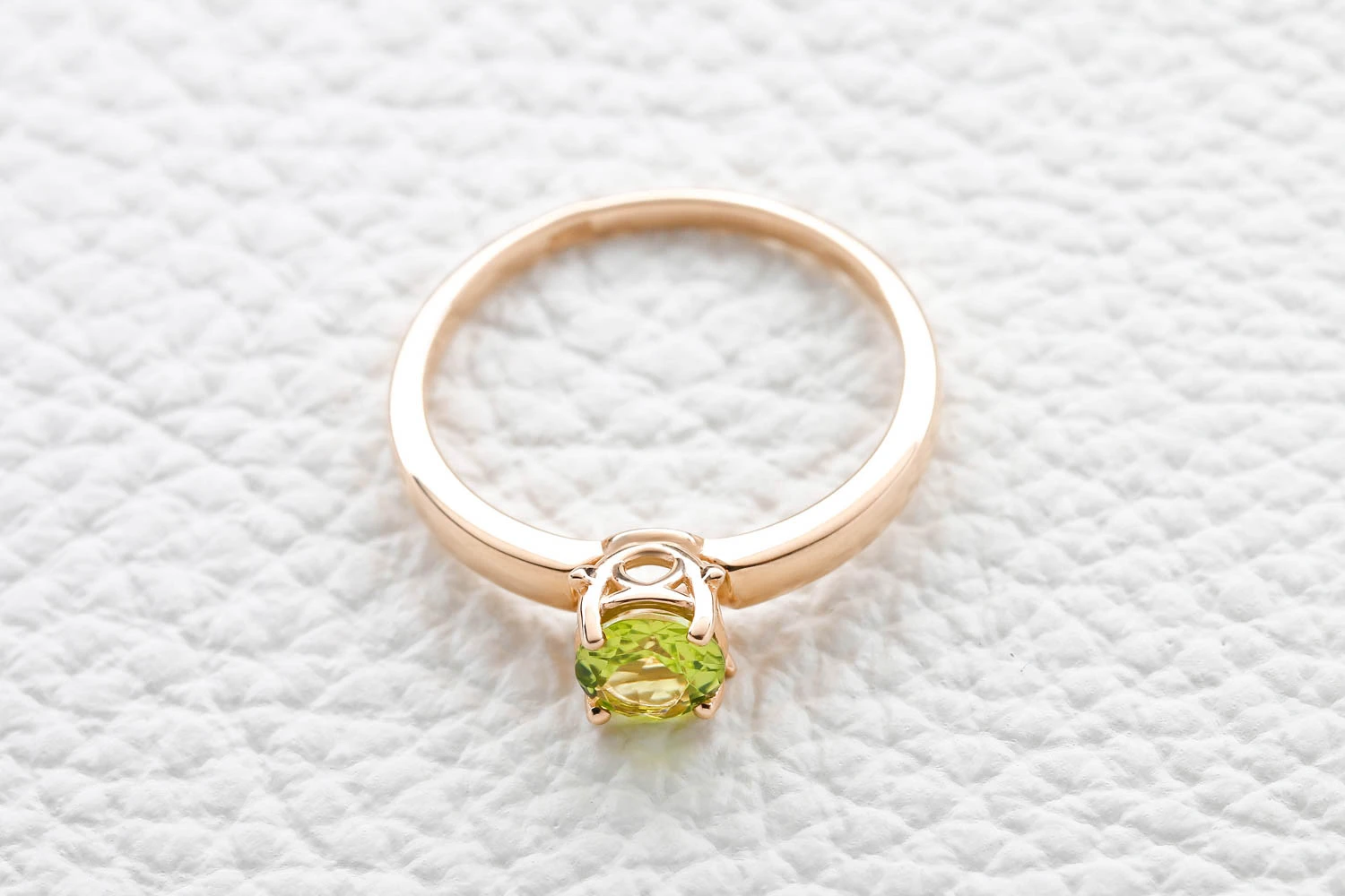 Кольцо из красного золота с хризолитом