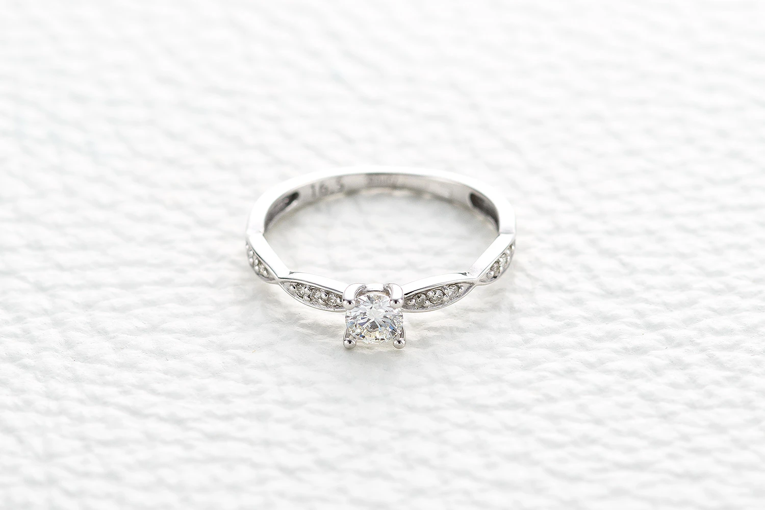 Кольцо из белого золота с 13 бриллиантами