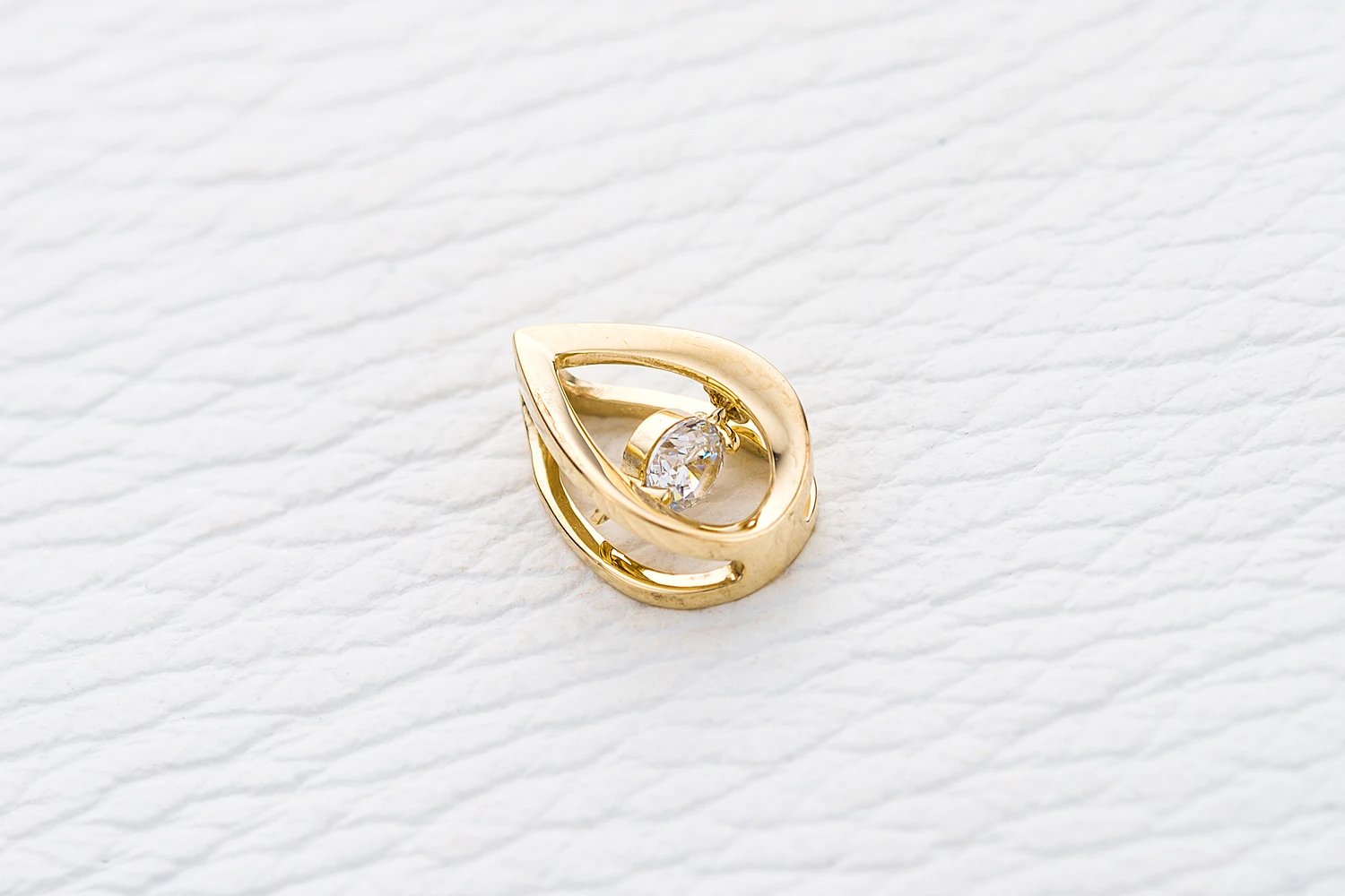 Подвеска из жёлтого золота с фианитом