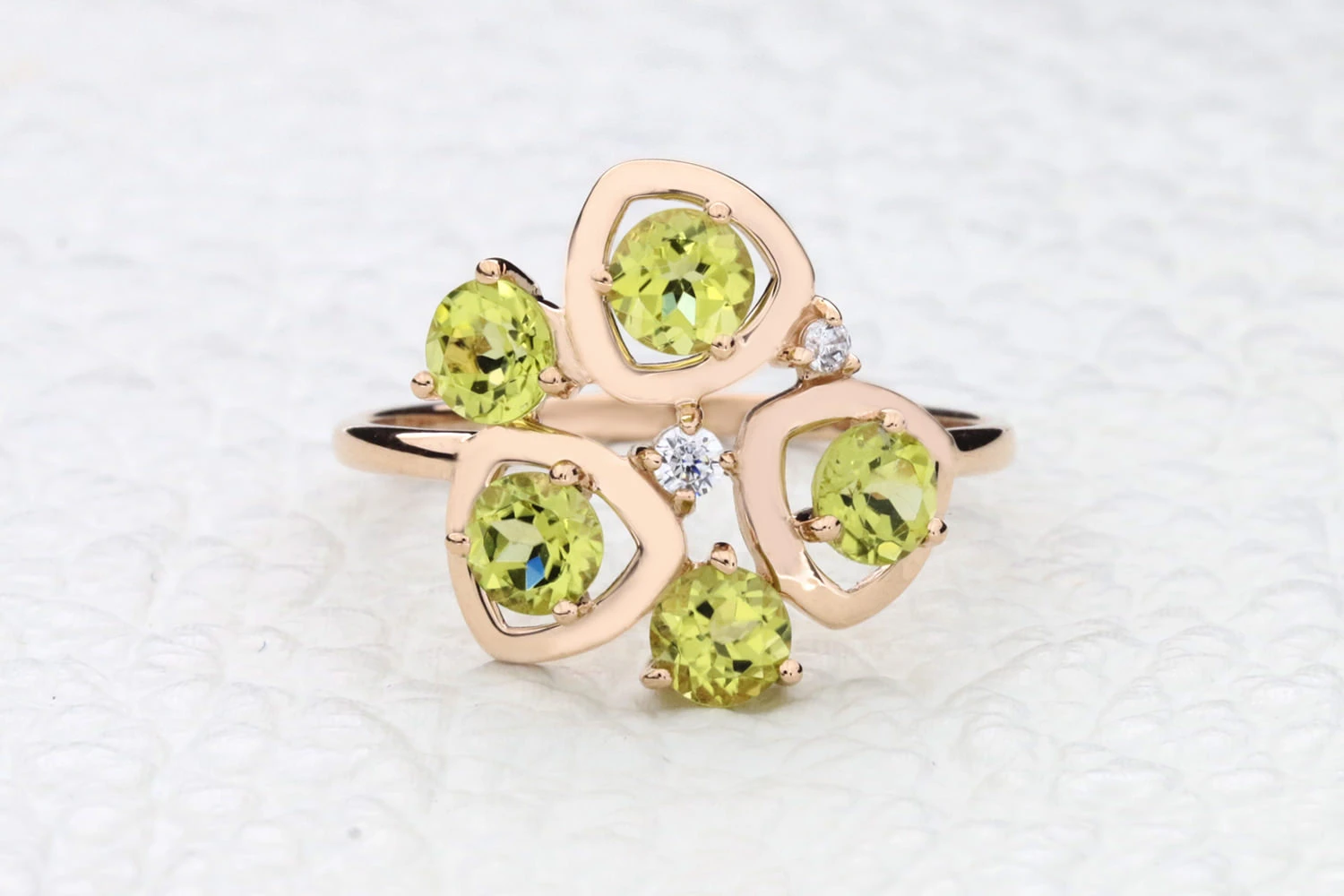 Кольцо из красного золота с 5 хризолитами и 2 фианитами