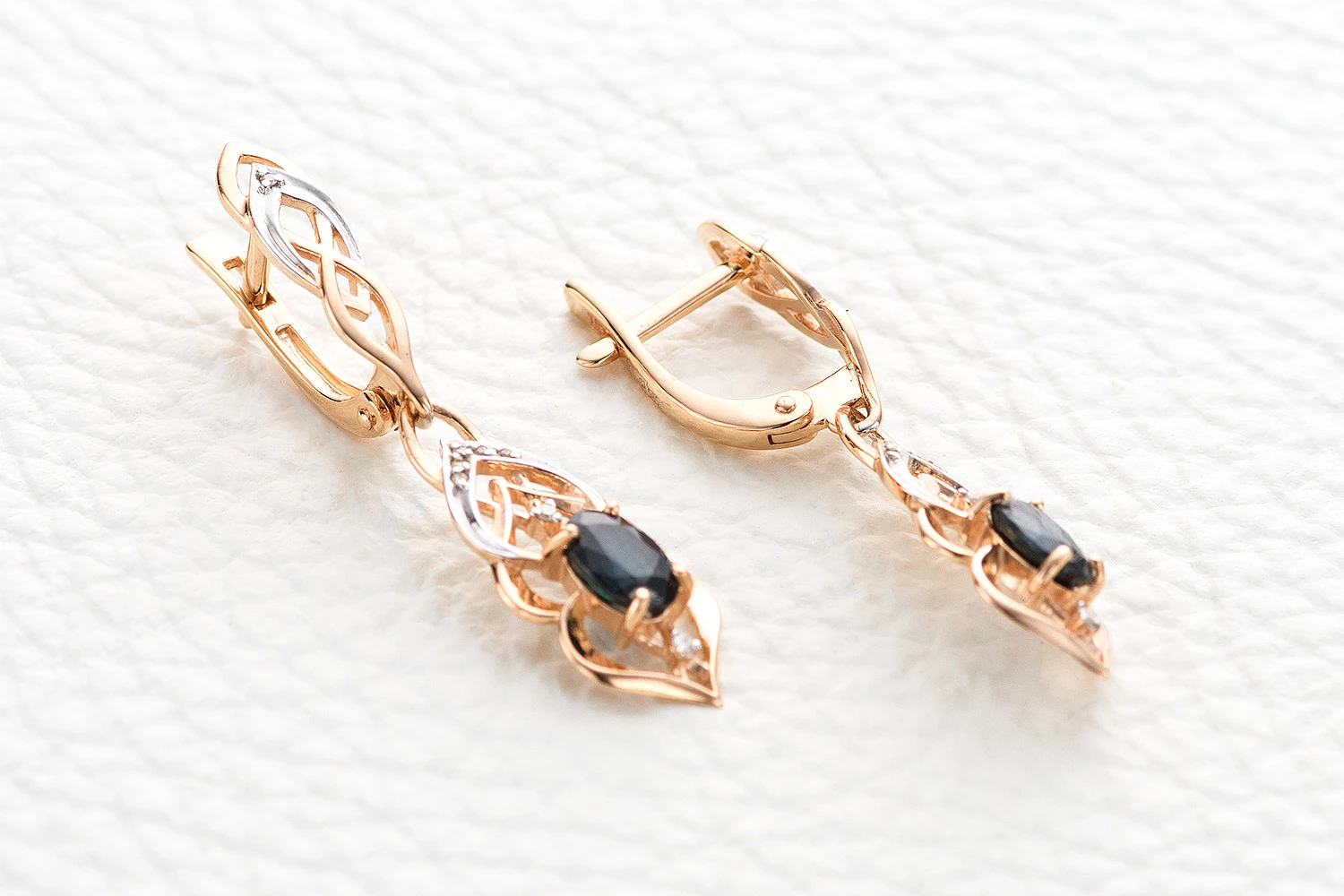 Серьги из красного золота с 2 сапфирами и 16 бриллиантами