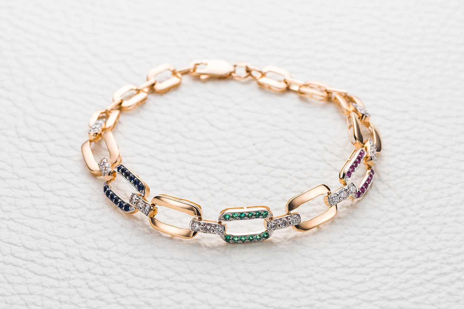 Браслет из красного золота с бриллиантами, изумрудами и сапфирами