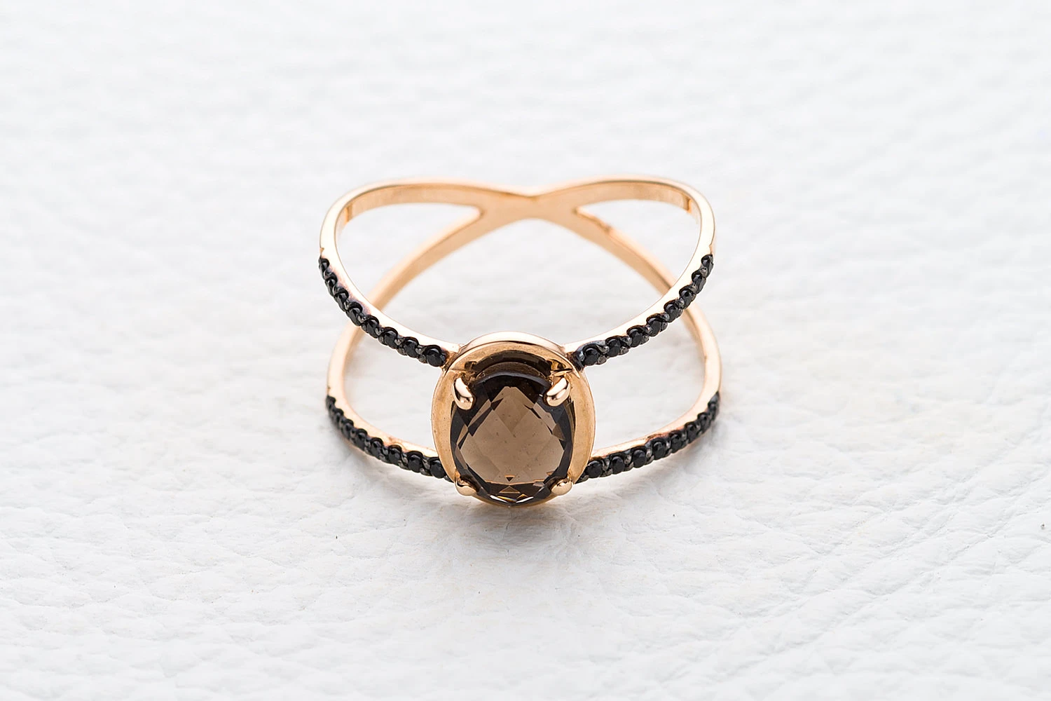 Кольцо из красного золота с раухтопазом и 32 фианитами