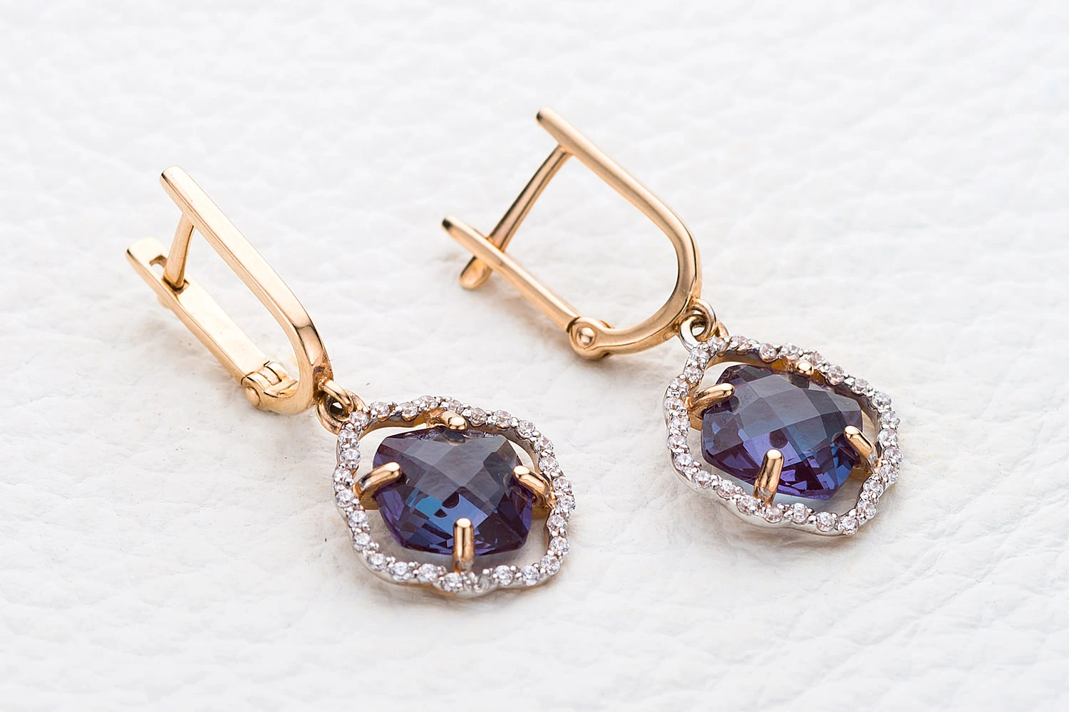 Серьги из красного золота с 2 александритами и 56 фианитами