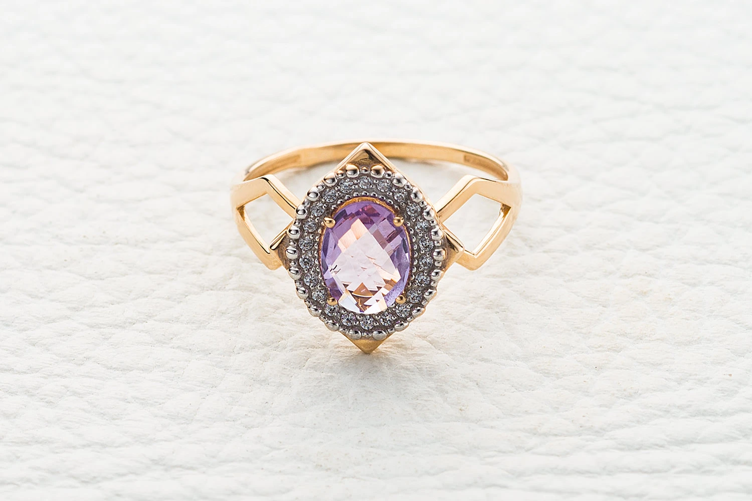 Кольцо из красного золота с аметистом и 22 фианитами