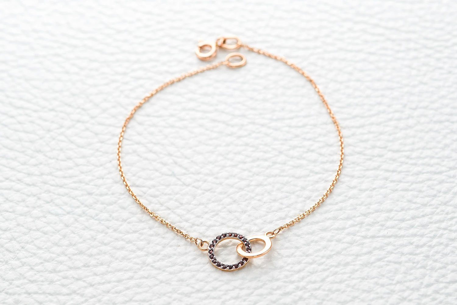 Браслет Круг из красного золота с 20 гранатами