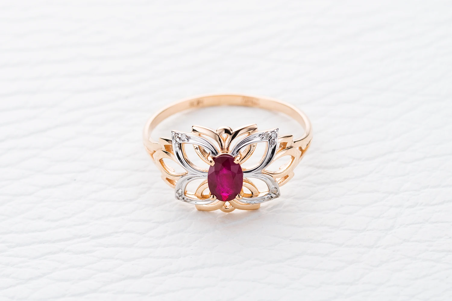 Кольцо Бабочка из красного золота с рубином и 12 бриллиантами