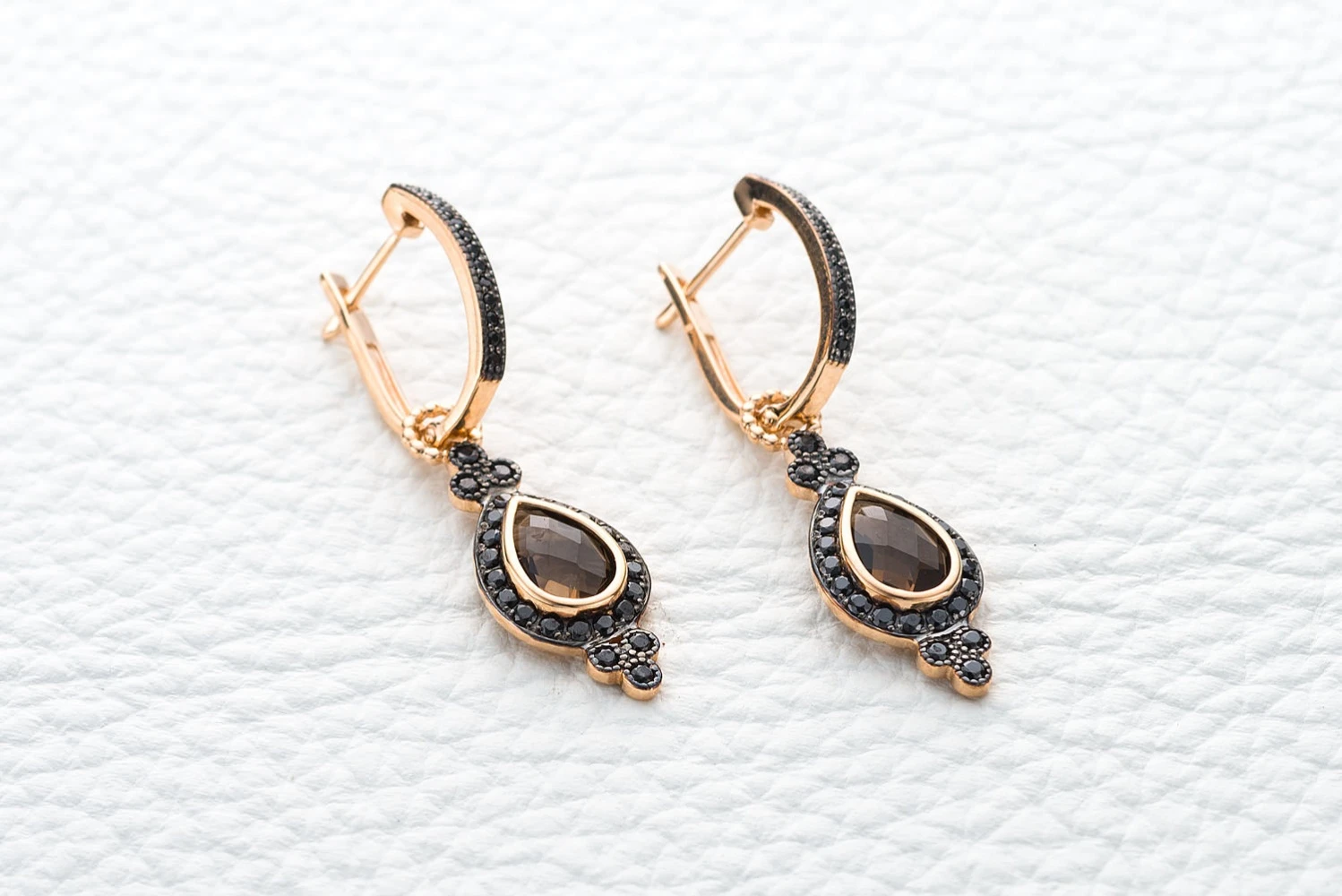 Серьги-трансформеры из красного золота с 2 раухтопазами и 74 фианитами