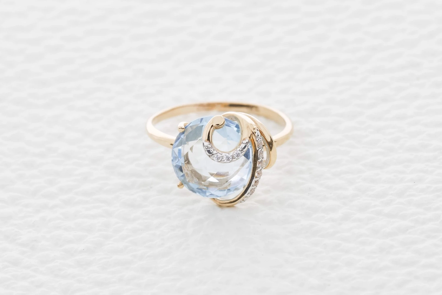 Кольцо из красного золота с топазом sky и 9 фианитами