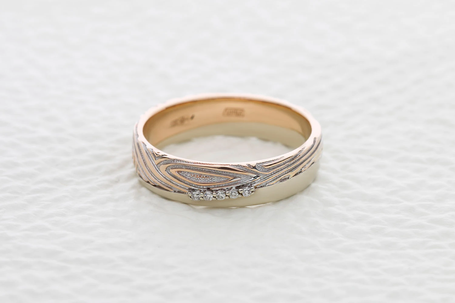 Кольцо из красного золота с 5 фианитами