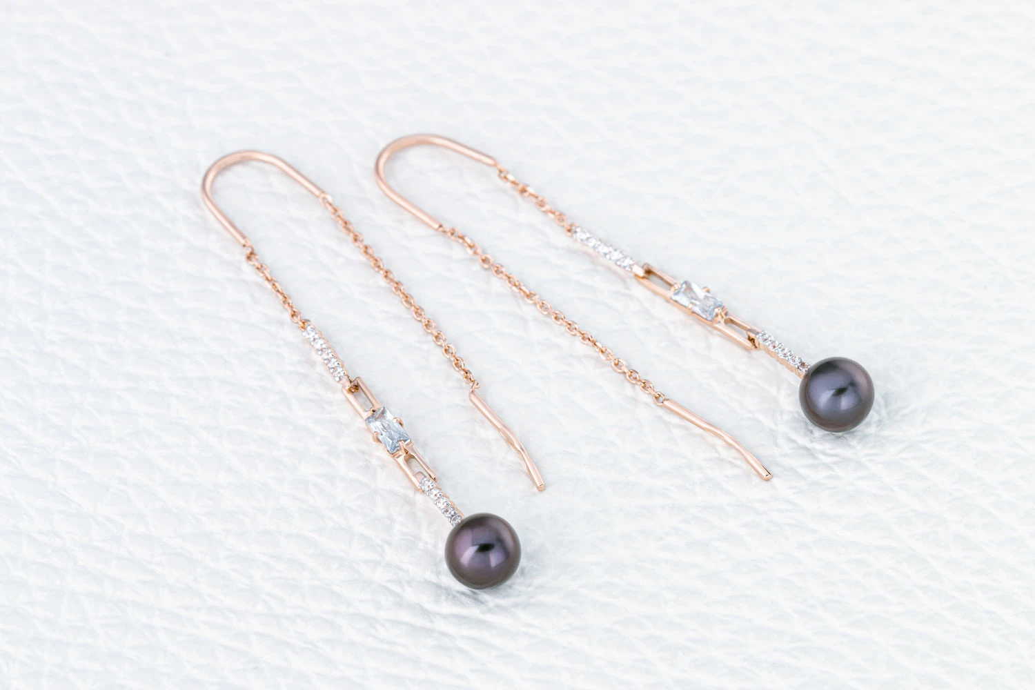 Серьги-продёвки из красного золота с 2 жемчужинами и 22 фианитами