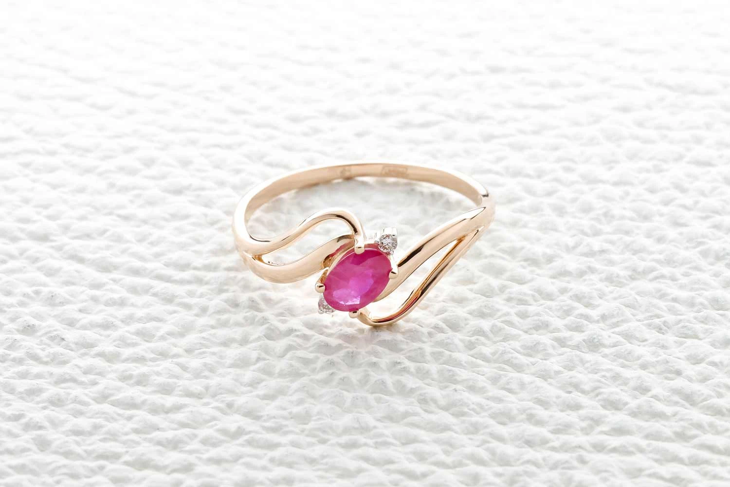 Кольцо из красного золота с рубином и 2 бриллиантами