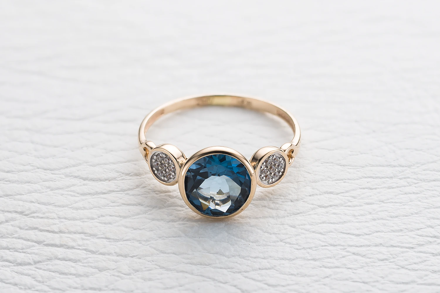 Кольцо из красного золота с топазом лондон и 14 фианитами