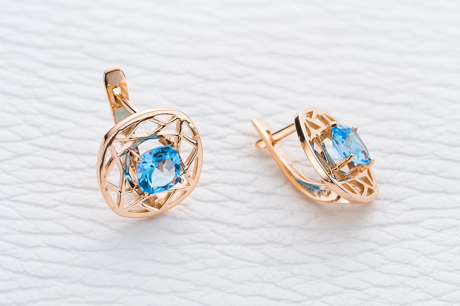 Серьги Квадраты из красного золота с 2 топазами swiss