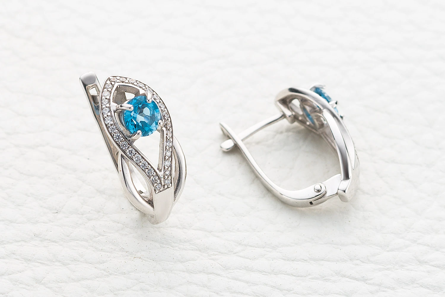 Серьги из белого золота с 2 топазами swiss и 58 фианитами