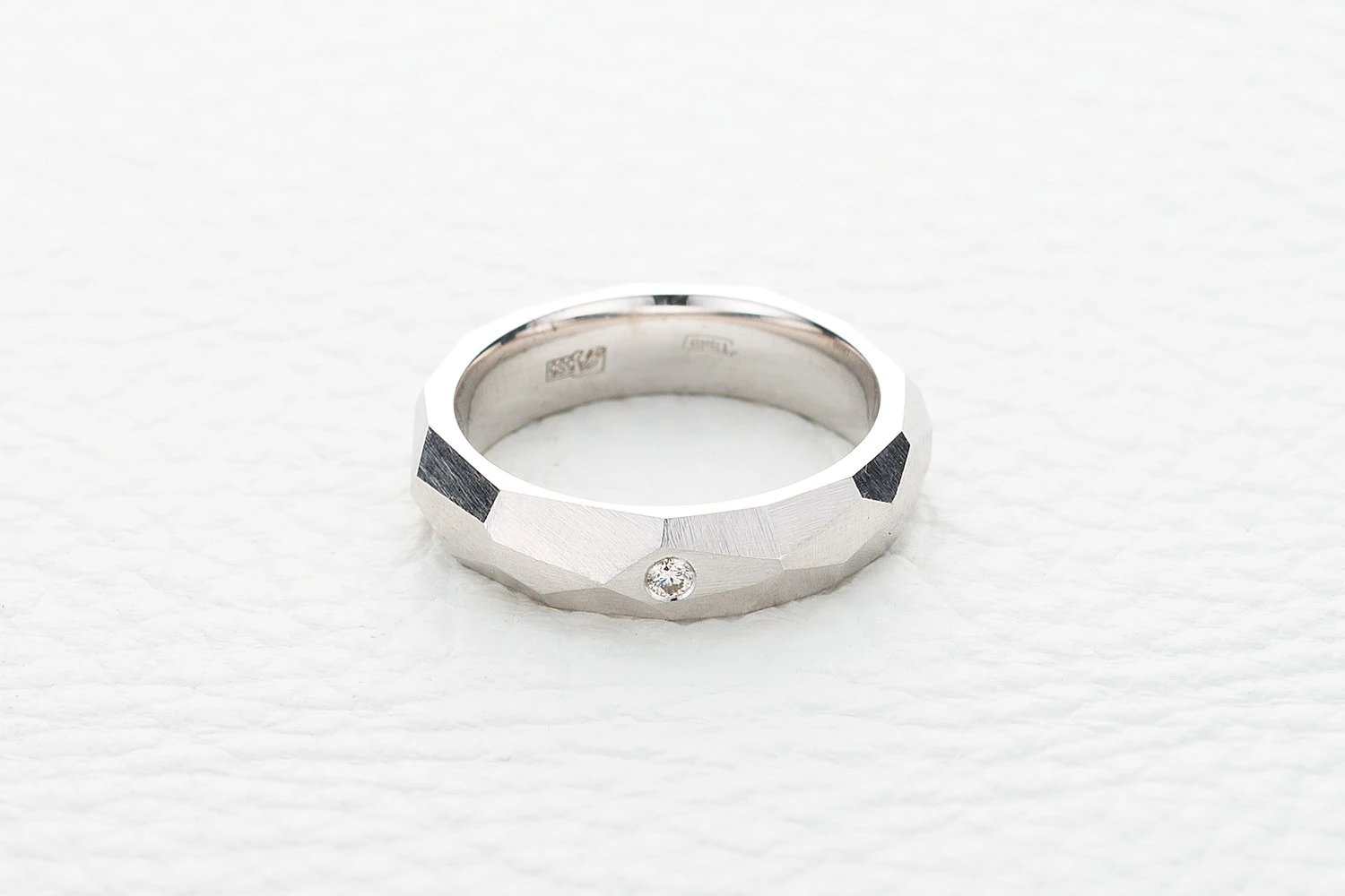Кольцо из белого золота с бриллиантом