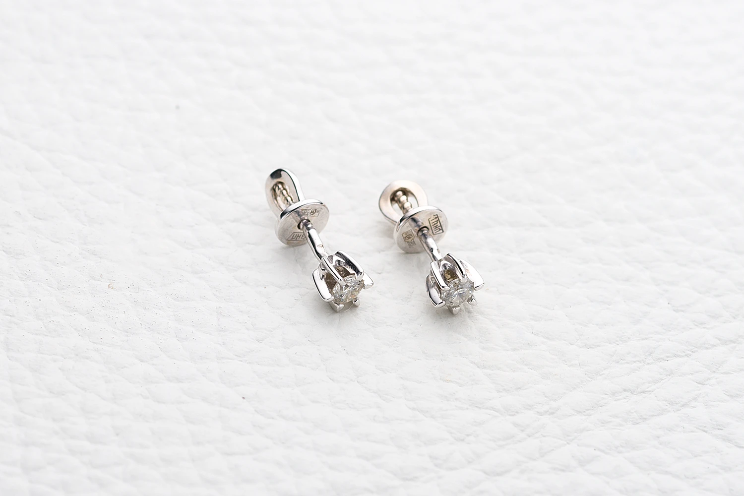 Серьги-пусеты из белого золота с 2 бриллиантами