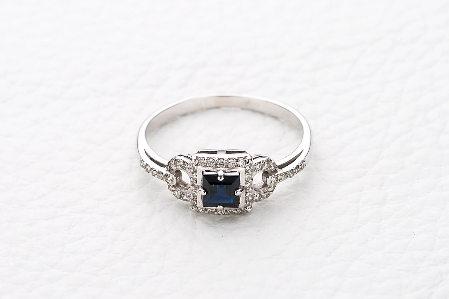 Кольцо из белого золота с сапфиром и 42 бриллиантами